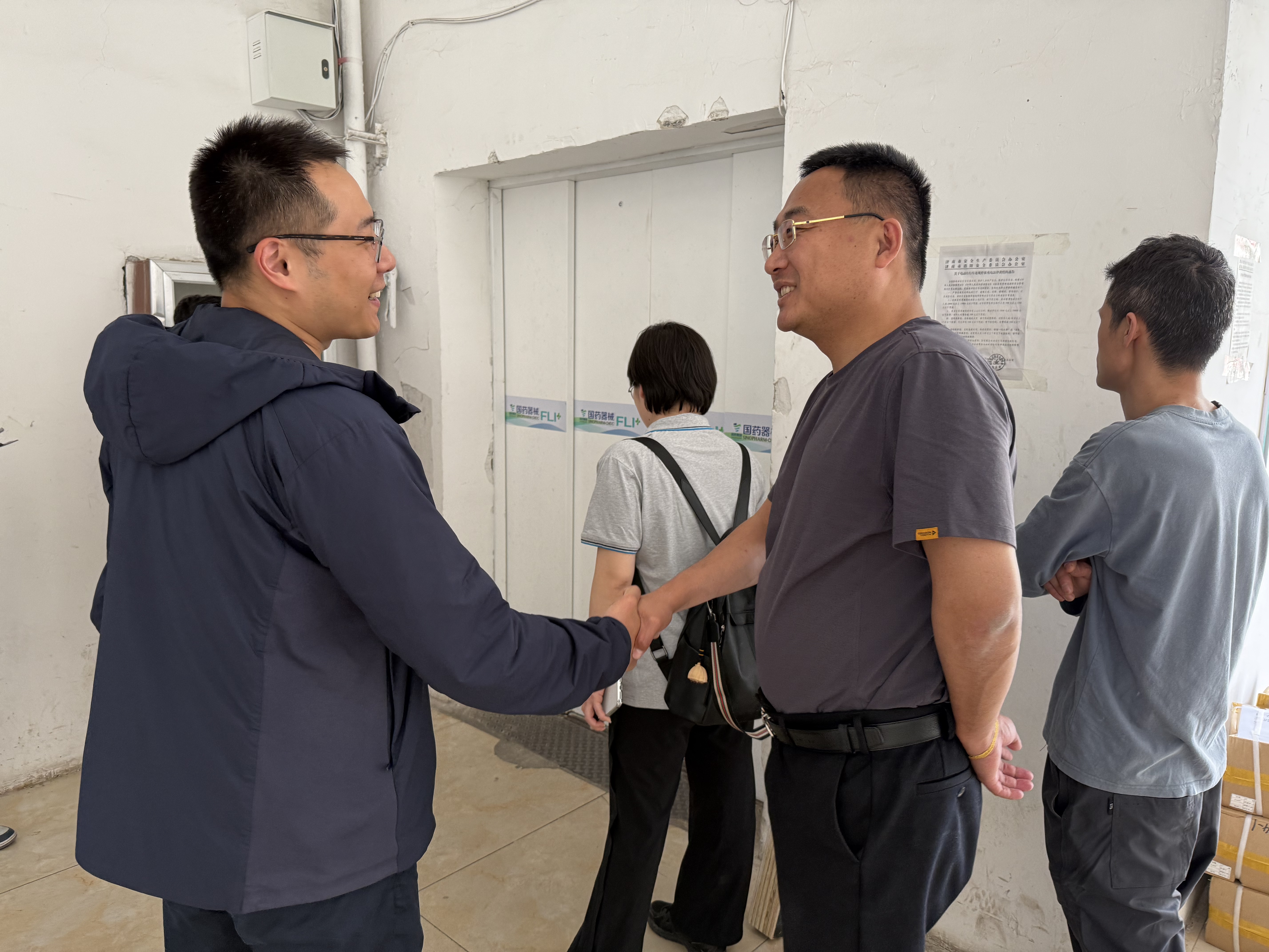 柯盈与国械（山东）医疗耗材仓库进行合作交流